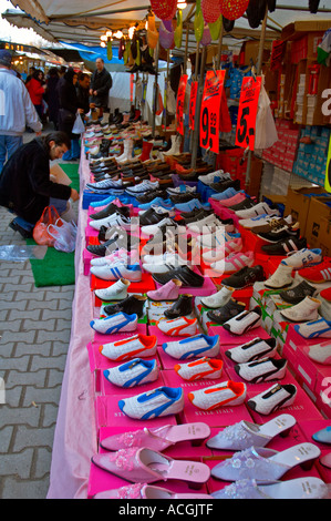 Schuhe zu Türkenmarkt türkischen Markt in Kreuzberg Bezirk Berlin Deutschland Stockfoto