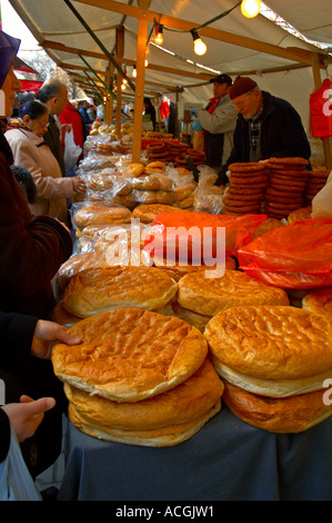 Brot beim Türkenmarkt türkischen Markt im Bezirk Kreuzberg Berlin Deutschland EU Stockfoto