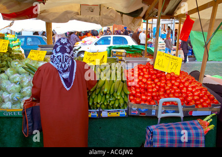 Muslimische Frau einkaufen bei Türkenmarkt türkischen Markt im Bezirk Kreuzberg Berlin Deutschland Europa Stockfoto