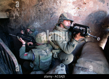 Französischen fremden Legion Truppen Entrümpelung Scharfschützen in Mostar, Bosnien. Stockfoto