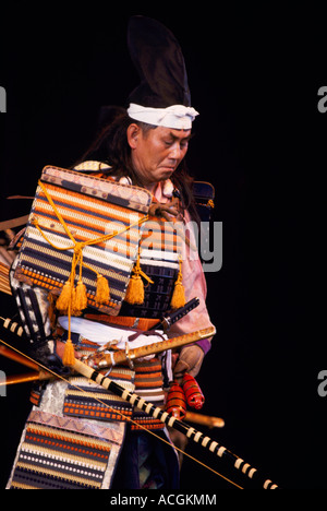 Ein japanischer Krieger Schauspieler schießen Pfeil und Bogen im Bogenschießen-Ritual-Bühnen-Performance und tragen Tracht aus Japan Stockfoto