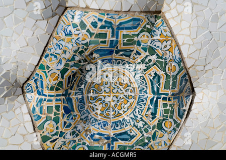 Detail des Trencadís, Mosaik im Park Güell (1900-1914) Antoni Gaudi, Barcelona, Katalonien, Spanien, Europa Stockfoto