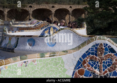 Die serpentine Bank steht im Mittelpunkt des Park Güell, Antoni Gaudi, Barcelona, Katalonien, Spanien, Europa Stockfoto