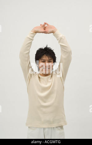 Junger Mann, Blick in die Kamera Stockfoto
