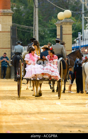 Frauen in traditioneller Kleidung während der Prozession von Kutschen, Jerez Pferdemesse, Spanien Stockfoto