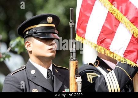 US-Soldaten salutieren während 2007 Memorial Day Feierlichkeiten in Fort Sam Houston National Friedhof San Antonio Texas Stockfoto