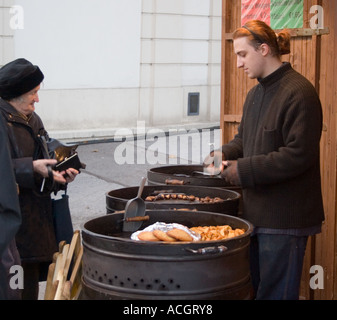 Heiße Kastanien Verkäufer auf dem Weihnachtsmarkt Schloss Belvedere in Wien Österreich Stockfoto