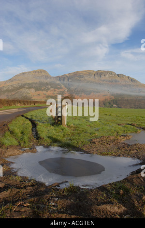 Blick nach Norden an einem kalten Morgen in Richtung Dumyat in die Ochil Hills. Stockfoto