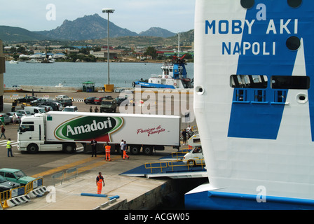 Olbia Sardina Port Fahrzeugen aussteigen aus stern Ende des angedockten Roll auf Roll off Fähre Stockfoto