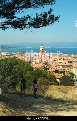 St Tropez Teil der Altstadt & Waterfront clock Glockenturm Küste paar Fußweg entlang im Schatten der Cote d'Azur Cote d'Azur Südfrankreich Stockfoto