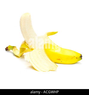 eine frische reife gelbe Bananensplit auf einem weißen Hintergrund geöffnet Stockfoto