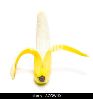 eine frische reife gelbe Bananensplit auf einem weißen Hintergrund geöffnet Stockfoto