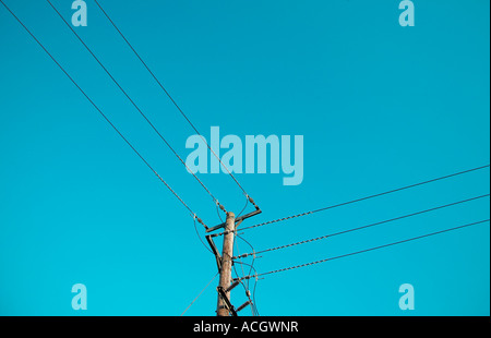 Strom-Pylon-Drähte mit einem strahlend blauen Himmelshintergrund Stockfoto