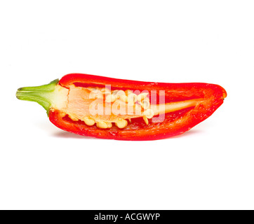 Eine frische reife rote Chili oder Chili geschnitten offen zeigt es heiße pips Stockfoto