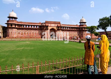 ZWEI GIRLS LOOKING AT Jahangiri Mahal - gebaut von Akbar für seinen Sohn Jehangir Stockfoto