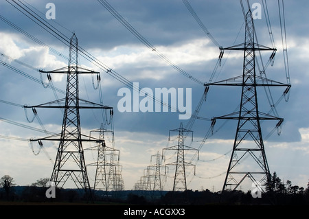 National Grid Strommasten mit Strom aus Sizewell A und B Kernkraftwerke vor der Küste von Suffolk, Suffolk, UK Stockfoto
