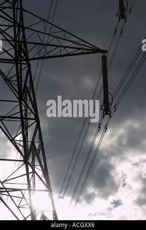 National Grid Strommasten mit Strom aus Sizewell A und B Kernkraftwerke vor der Küste von Suffolk, Suffolk, UK Stockfoto