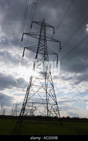 National Grid Strommasten mit Strom aus Sizewell A und B Kernkraftwerke vor der Küste von Suffolk, Suffolk, UK Stockfoto