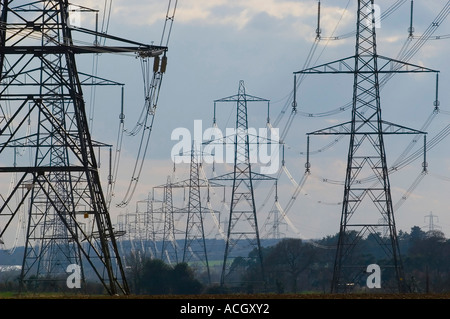 National Grid Strommasten mit Strom aus Sizewell A und B Kernkraftwerke vor der Küste von Suffolk, Suffolk, UK Stockfoto