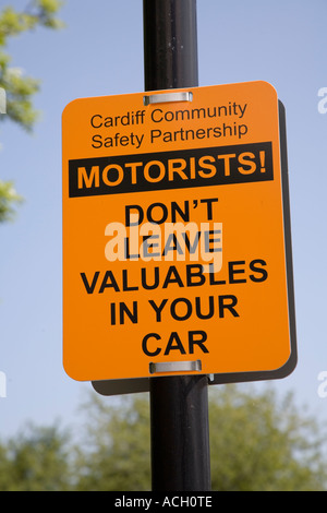 Achtung Hinweis auf Parkplatz, keine Wertsachen im Auto Cardiff Wales UK lassen Stockfoto