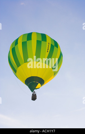 Heißluft-Ballon gegen blass blauen Himmel von unter Stockfoto