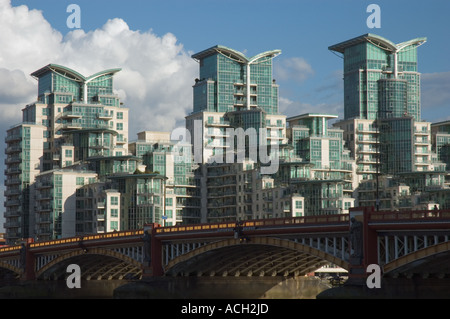 Blick auf das ungewöhnlich geformte St George Wharf Wohn-Entwicklung gesehen hinter Vauxhall Bridge, London, England, UK Stockfoto