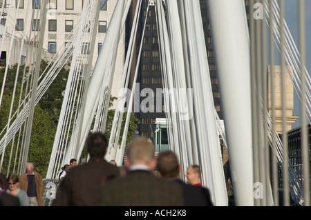 Rush Hour Pendler überqueren das Jubiläum (Hungerford Bridge) über den Fluss Themse in der Nähe von South Bank London UK Stockfoto