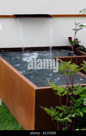 WASSERSPIEL MIT PFLASTERUNG UND BEPFLANZUNG. EINE VERNISSAGE.  DESIGNER: LUCY HUNTER GARTEN-ENTWÜRFE. RHS TATTON PARK FLOWER SHOW 2007. Stockfoto
