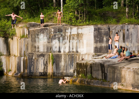 Jugendliche Schwimmen im ehemaligen Dorset Marmorsteinbruch älteste in USA Rutland County Vermont Stockfoto