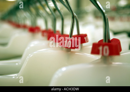 Reihe von Größe 10 Kleiderbügel. Stockfoto