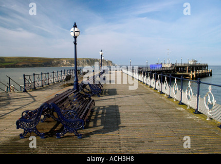 Swanage Pier Dorset an Sommertagen Blick auf das Meer mit blue-Ray getrübt Himmel Stockfoto