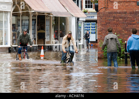 Jungen Fahrrad durch Überschwemmungen in Tenbury Wells Juni 2007 Stockfoto