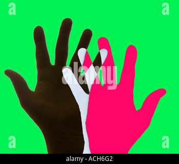 konzeptuelle abstrakte Ansicht zwei überlappenden Hände in verschiedenen Farben Stockfoto