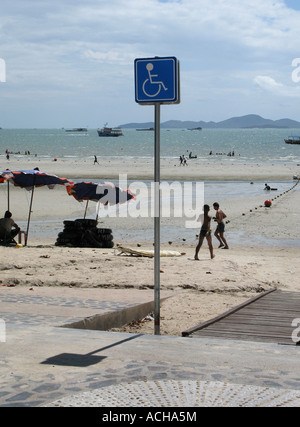 Gefährliche Rollstuhlfahrer Rampe zum Strand Stockfoto