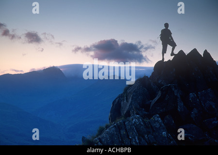 Bergsteiger auf den Gipfel des Cnicht bei Sonnenuntergang Snowdonia-Nord-West-Wales Stockfoto