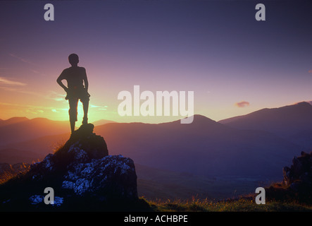 Bergsteiger auf den Gipfel des Cnicht bei Sonnenuntergang Snowdonia-Nord-West-Wales Stockfoto