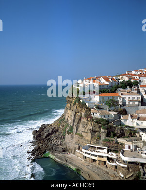 PORTUGAL ESTREMADURA AZENHAS MAR DORF AUF EINEM ZERKLÜFTETEN FELSEN UND ATLANTIK GEBAUT Stockfoto