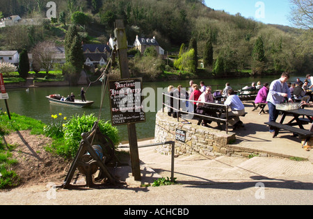 DER FLUSS WYE RUND UM ROSS ON WYE FERRY DIE HAND, WELCHE VERKNÜPFUNGEN SYMONDS YAT OST UND WEST OST IN GLOUCESTERSHIRE UK ENTNOMMEN Stockfoto