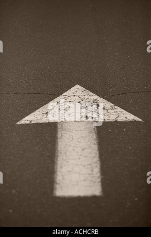 Ein Pfeil nach oben auf eine Fahrbahn-Verkehr-Marker Stockfoto