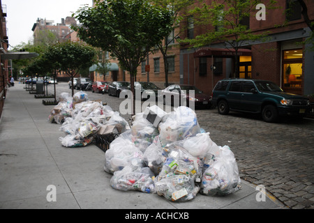 New York City Trash auf Bürgersteig für Abholung von Stadt-Sanitär-Abteilung Stockfoto