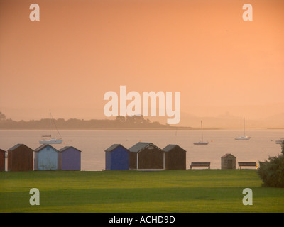 Strandhütten in Poole Dorset mit einer Ansicht Acros das Wasser Corfe Castle Stockfoto