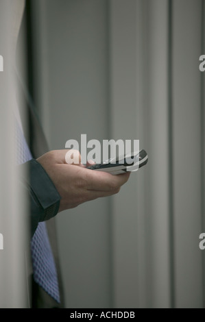 Mann mit Handy in Tür Stockfoto