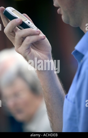 Telefonieren mit Handy Stockfoto