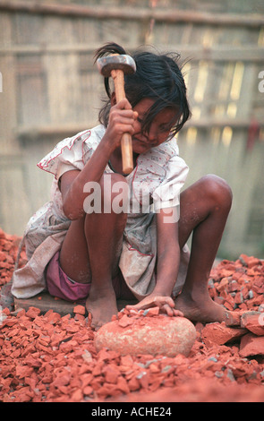 Kind brechen Steine Werft in Dhaka in Bangladesch. Stockfoto