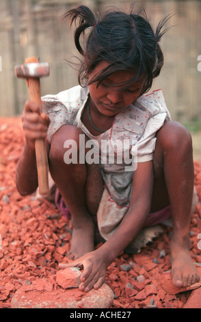 Kind brechen Steine Werft in Dhaka in Bangladesch. Stockfoto