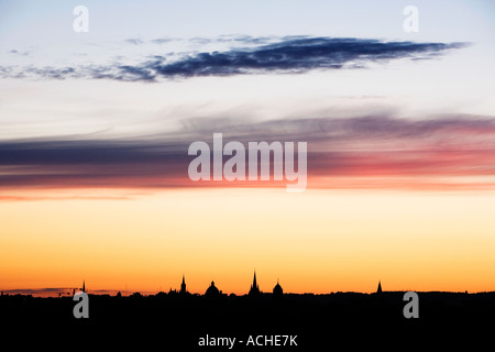 Oxford Dreaming Spires Stadtsilhouette gegen einen bunten Sommer Sonnenaufgang. Oxfordshire, England Stockfoto