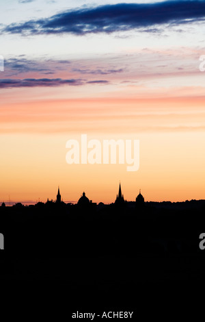 Oxford Dreaming Spires Stadtsilhouette gegen einen bunten Sommer Sonnenaufgang. Oxfordshire, England Stockfoto