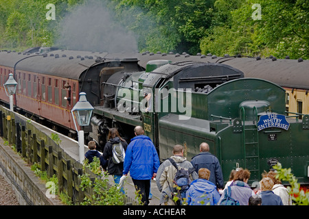 Touristen gehen an Bord der Enterprise Whitby Dampfzug in Grosmont North Yorkshire Stockfoto