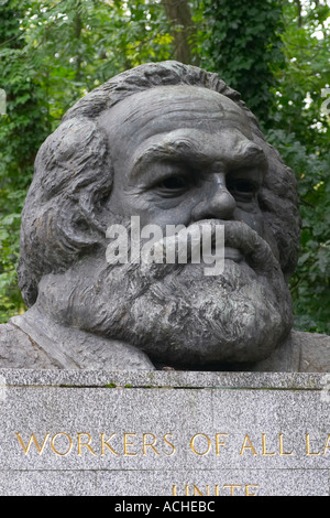 Büste von Karl Marx an seinem Grab in Ostlondon Highgate Cemetery Stockfoto