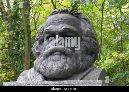 Büste von Karl Marx an seinem Grab in Ostlondon Highgate Cemetery Stockfoto